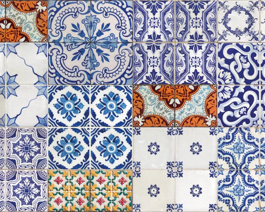 Portugese tegel spatwand DW3340 met kleurrijke azulejo-patronen in blauw oranje en wit