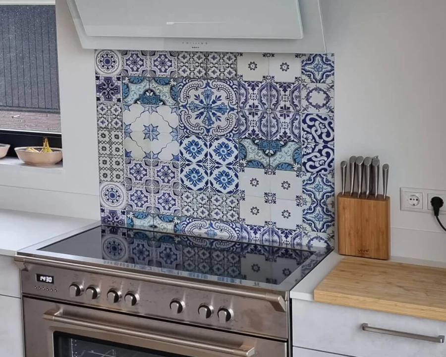 Portugese tegel look spatwand DW3341 met blauw-witte azulejo-patronen in moderne keuken