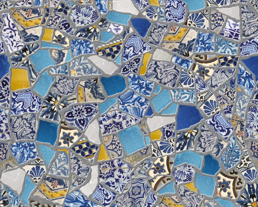 Park Güell Mosaik Küchenrückwand DW3350 mit farbenfrohen Trencadís-Fliesenfragmenten in Blau Gold und Terrakotta
