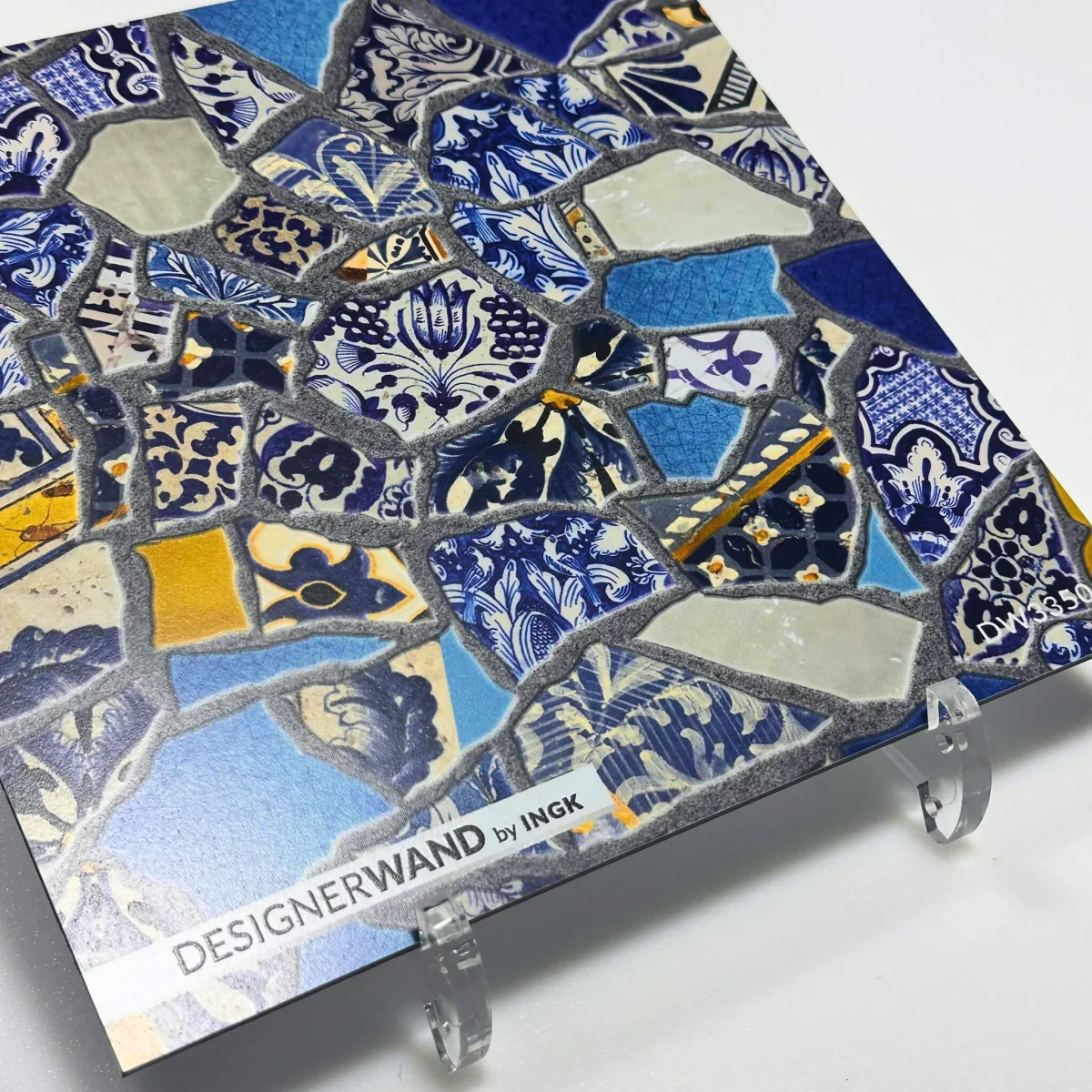 Staal van spatwand DW3350 met kleurrijk Park Güell trencadís-mozaiek in blauw, goud, wit en terracotta