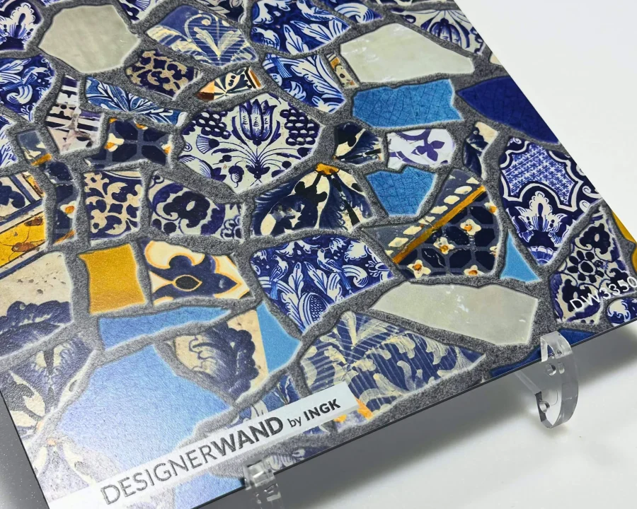 Muster der Küchenrückwand DW3350 mit farbenfrohem Park Güell Trencadís-Mosaik in Blau, Gold, Weiß und Terrakotta