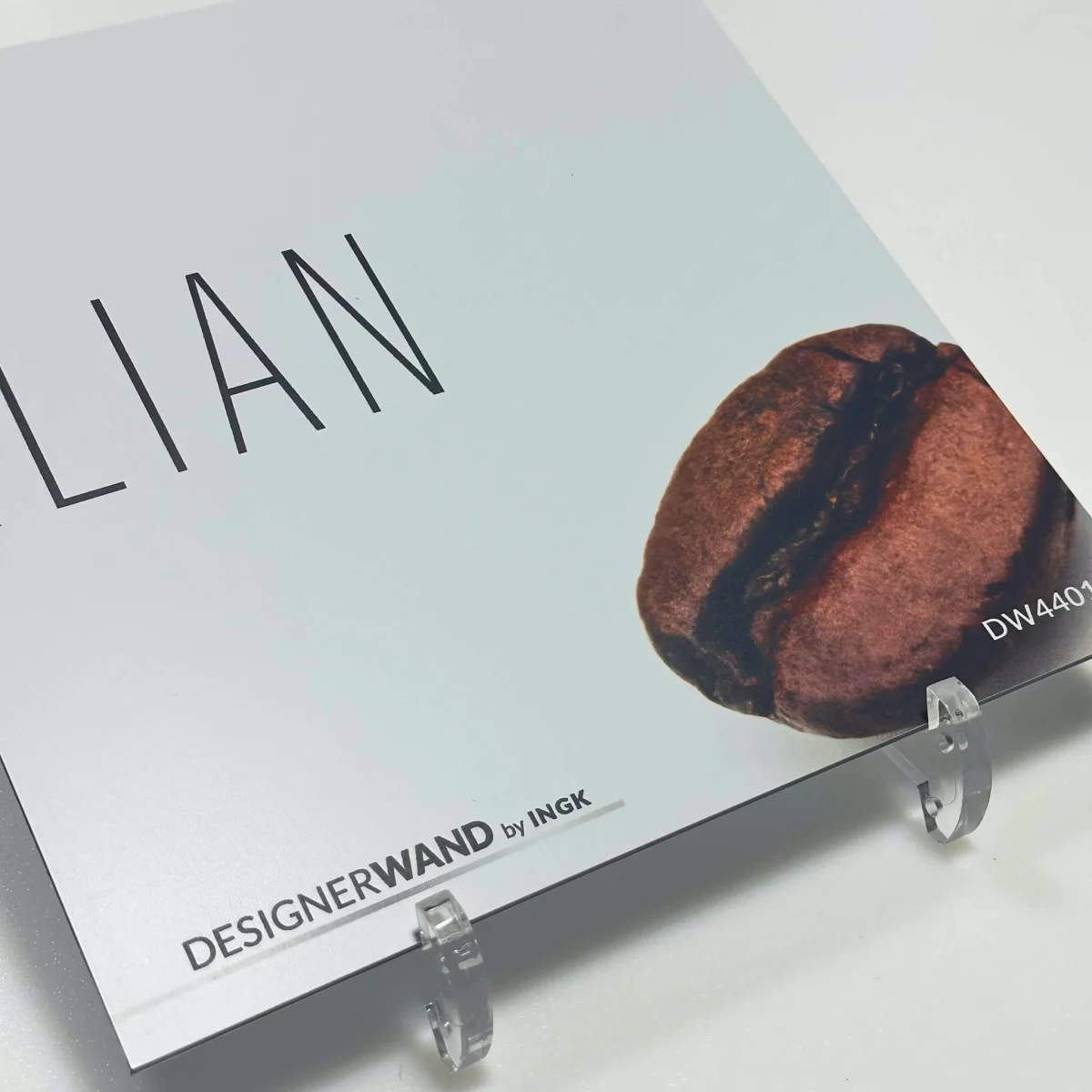 Staal van Best Homemade Latte spatwand DW4401 met koffie typografie en koffiebonen op witte achtergrond.
