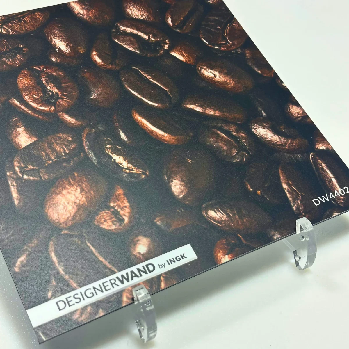 Muster der Kaffeebohnen-Küchenrückwand DW4402 mit fotorealistischer Nahaufnahme brauner Kaffeebohnen.
