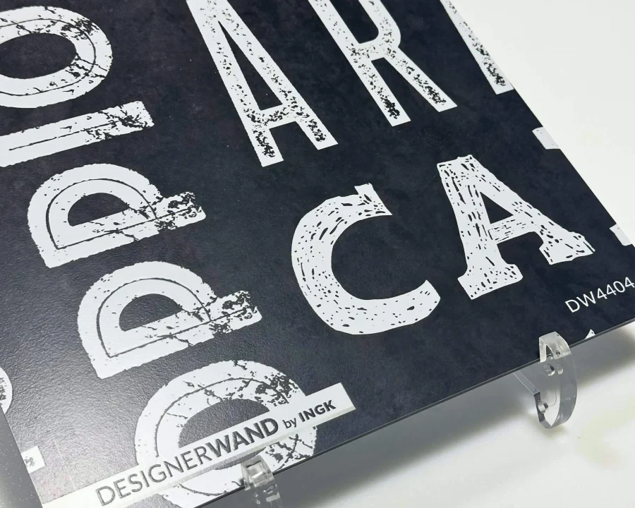 Muster Koffie koffie koffie Küchenrückwand DW4404 mit weißer Kaffee-Typografie auf dunkelgrauem Hintergrund
