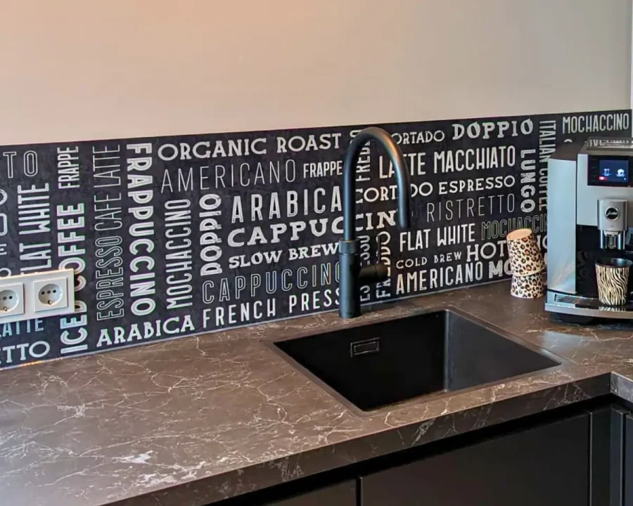 Spatwand met koffie typografie in donkere keuken met espressomachine