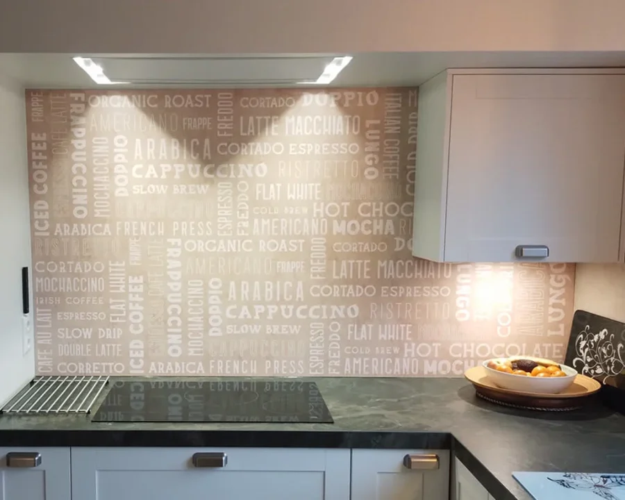 Koffie Koffie Melk Küchenrückwand DW4405 mit Kaffeesorten in Typografie auf warmem beigem Hintergrund