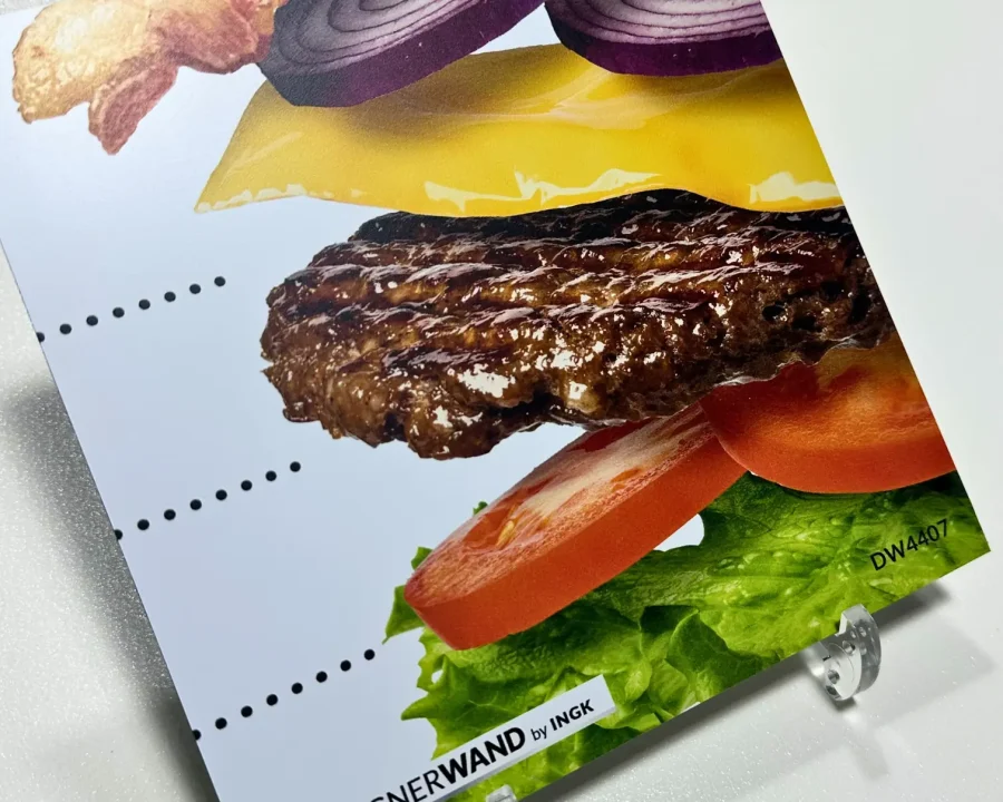 Muster Burger Rezept Küchenrückwand DW4407 mit Schicht für Schicht Hamburger auf weißem Hintergrund