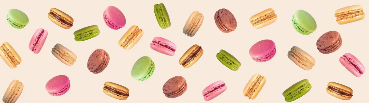 Muster Macaron Party Butter Küchenrückwand DW4409 mit farbenfrohen Macarons auf warmem Cremehintergrund