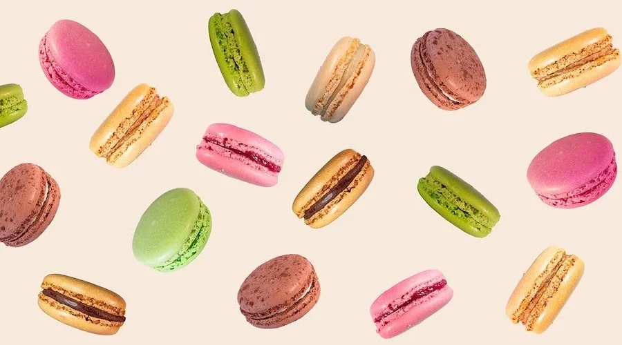 Muster Macaron Party Butter Küchenrückwand DW4409 mit farbenfrohen Macarons auf warmem Cremehintergrund