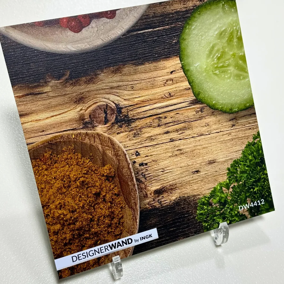 Keuken achterwand staal DW4412 houten look en verse kruiden