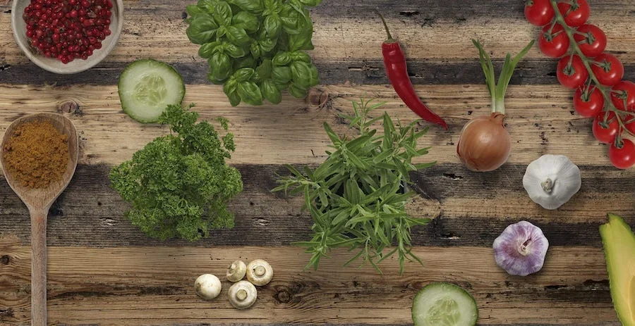 Crédence de cuisine met houten look en verse kruiden