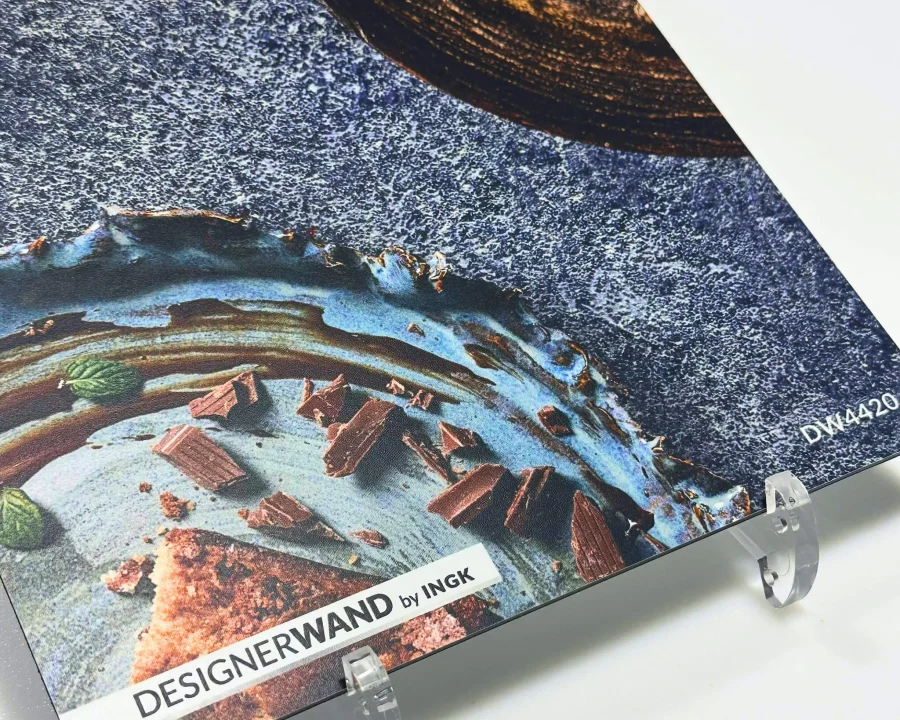 DW4420 Küchenrückwand-Muster mit Pecan Pies und Chai auf dunklem Stein