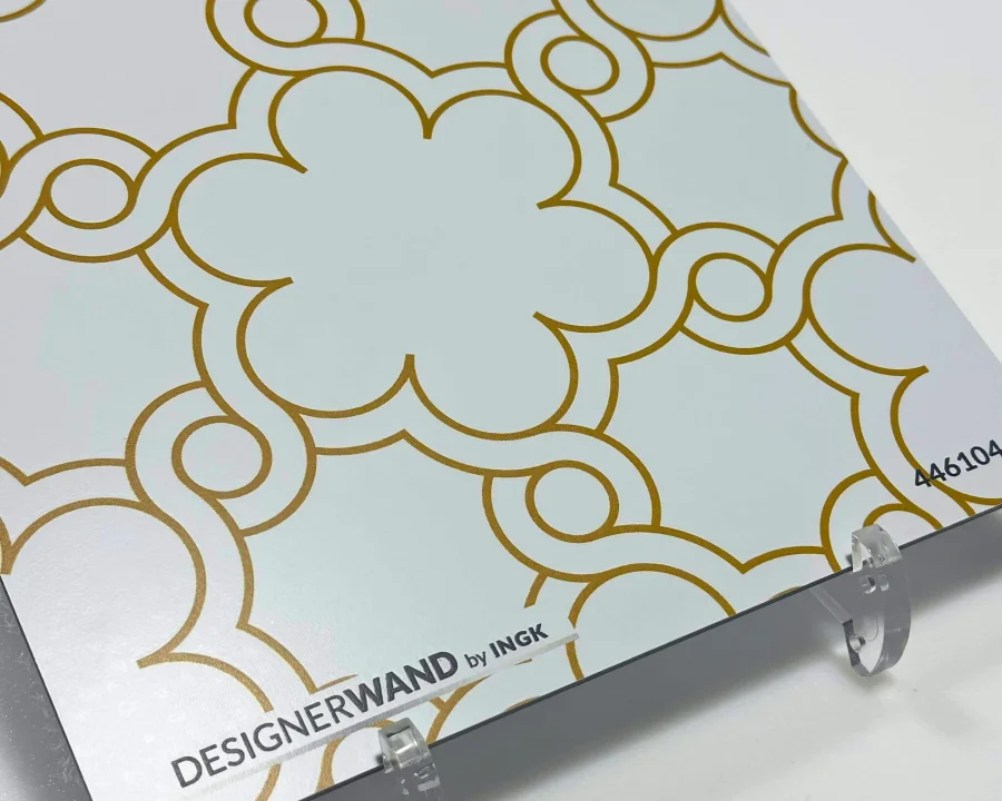 Muster Casablanca Gold DW446104 mit marokkanischem Quatrefoil-Muster in Goldlinien auf weißem Hintergrund