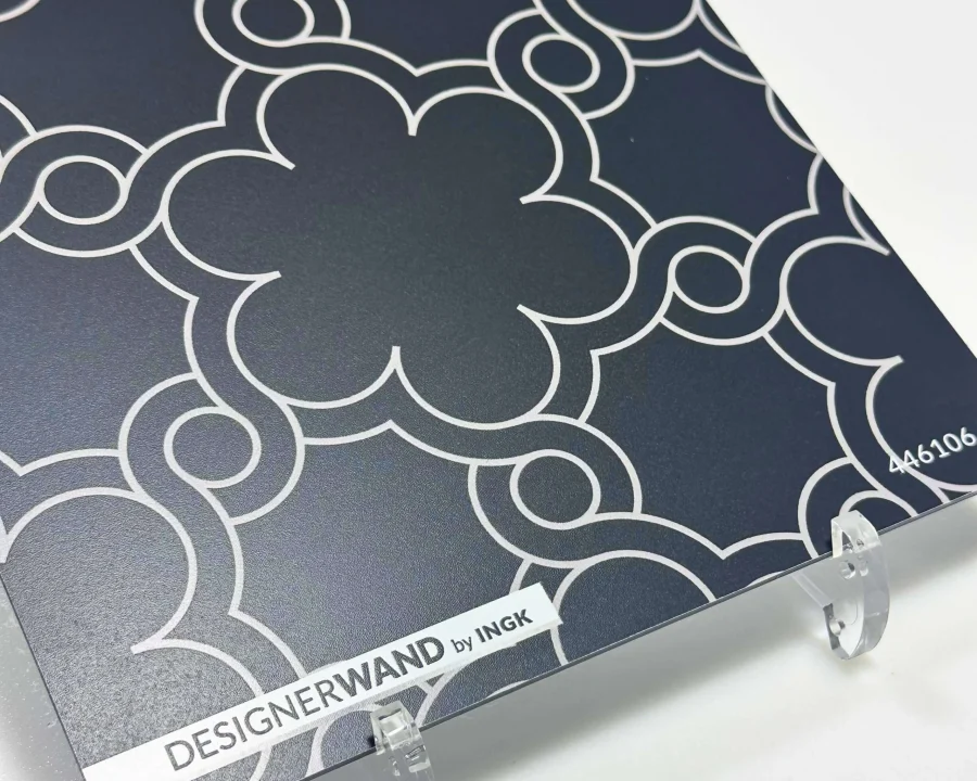 Muster der Casablanca Dark Silber Küchenrückwand mit Quatrefoil-Muster in Silberlinien auf anthrazitfarbenem Hintergrund