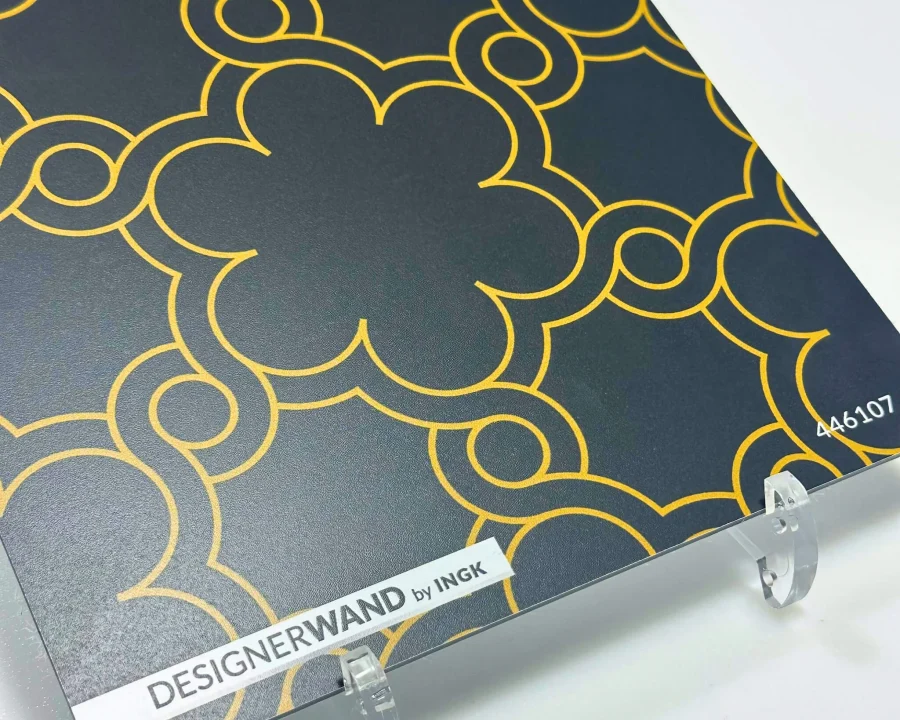 Muster der Casablanca Dark/Gold Küchenrückwand mit marokkanischem Quatrefoil-Muster in hellen Goldlinien