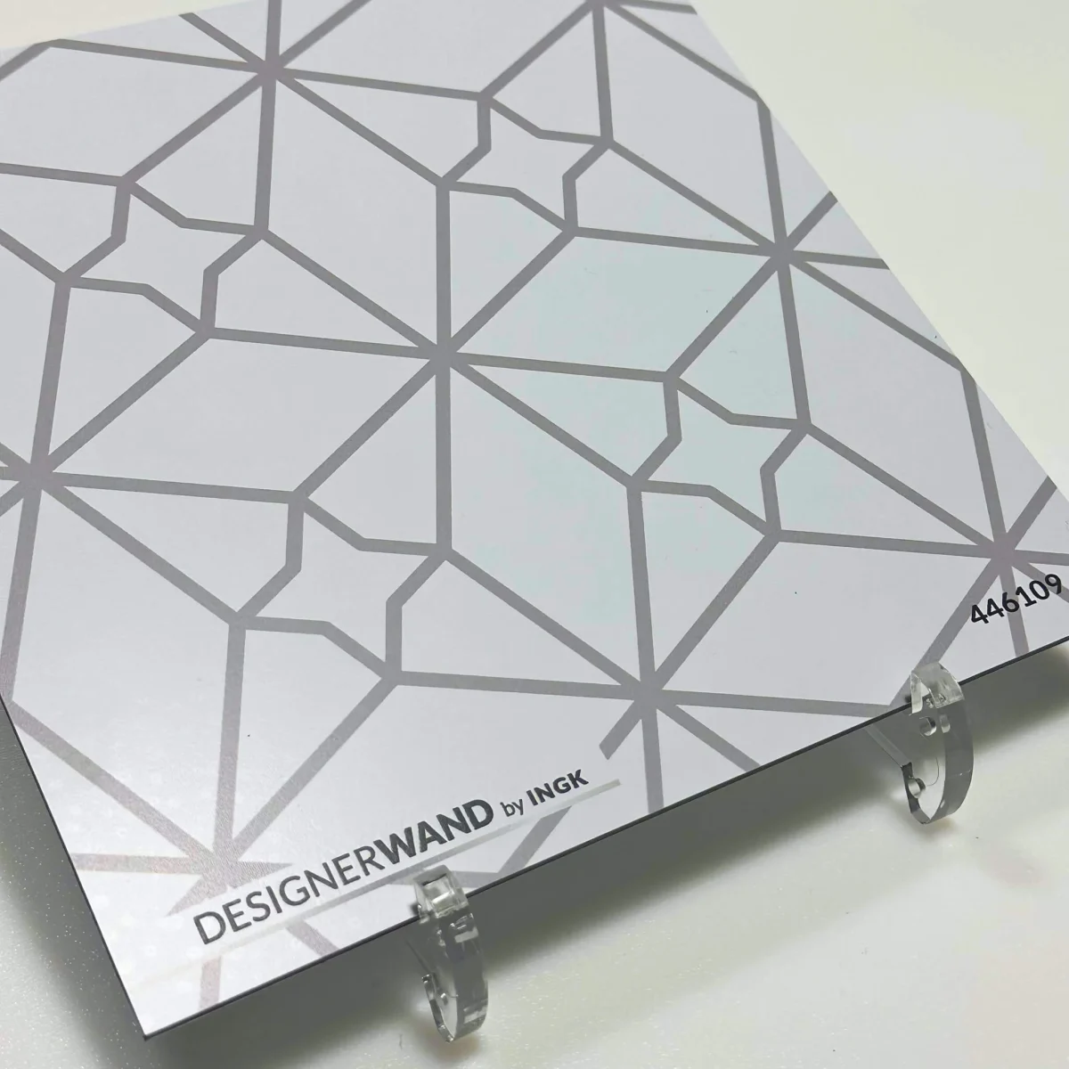 Staal van Fez Zilver spatwand met geometrisch sterpatroon in zilver-goudtinten op witte achtergrond