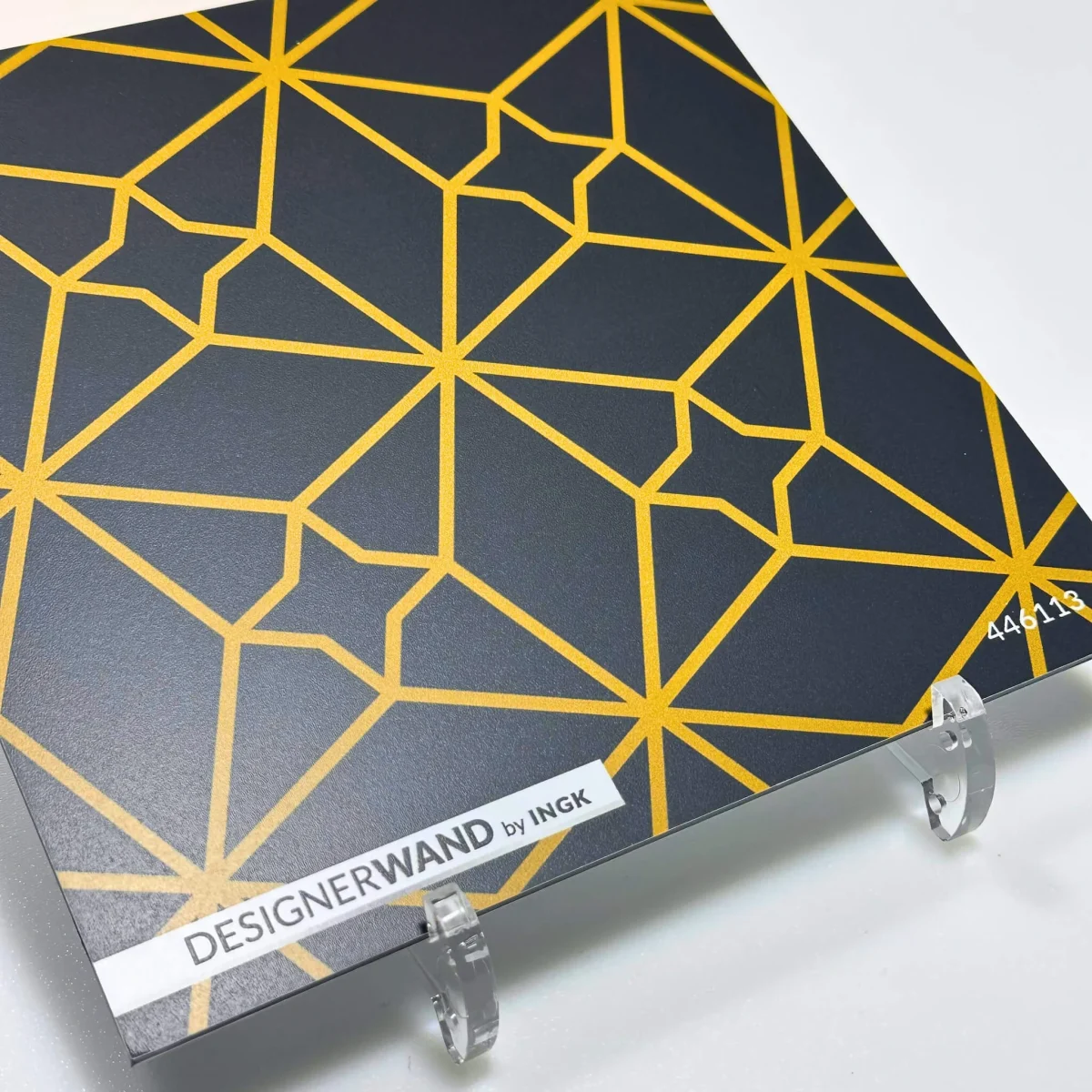 Staal van Fez Dark Goud spatwand met geometrisch sterpatroon in heldere goudlijnen op zwarte achtergrond