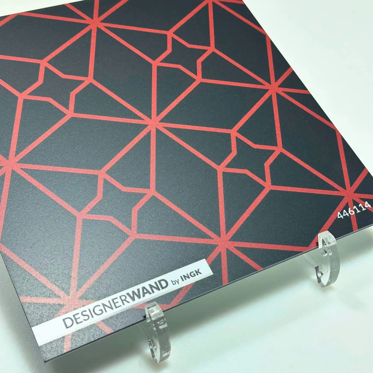 Staal van Fez Dark Rosegoud spatwand met geometrisch sterpatroon in rosegouden lijnen op donkere achtergrond