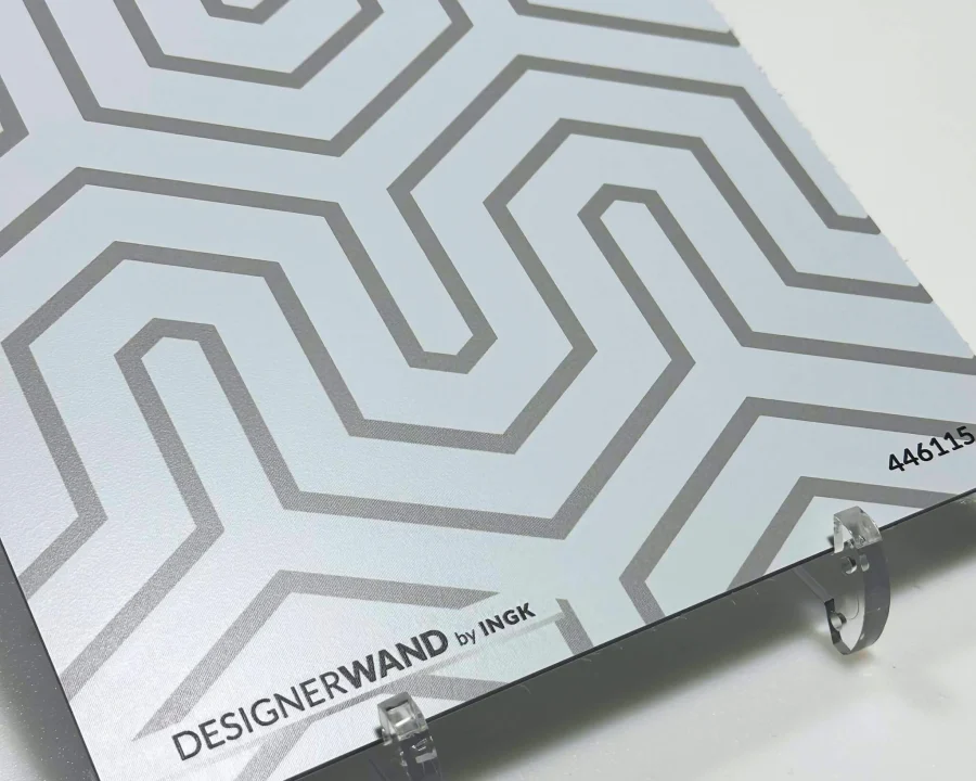 Küchenrückwand Muster Andalous Silber mit silbergrauem geometrischem Labyrinth-Muster auf weißem Hintergrund