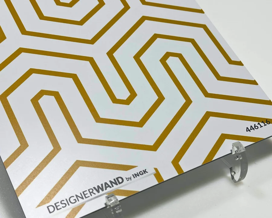 Küchenrückwand Muster Andalous Gold mit luxuriösem geometrischem Labyrinth-Muster in Goldtönen auf weißem Hintergrund