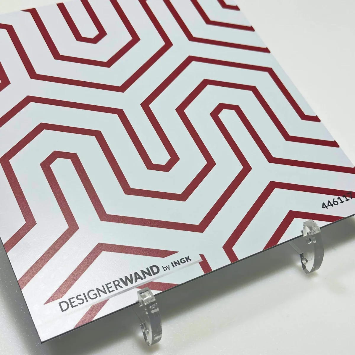 Échantillon de la crédence Andalous Or Rose avec motif labyrinthe hexagonal en lignes rouge profond or rose sur fond blanc