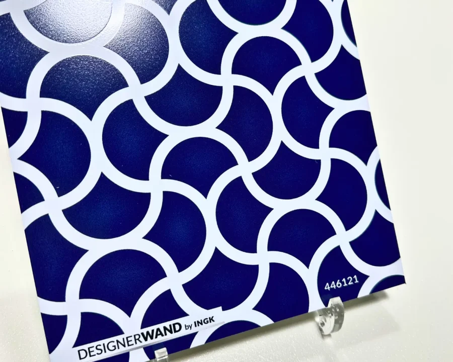 Küchenrückwand Muster Marrakech Blue mit marokkanischem Bogenmuster in Tiefblau auf weißem Hintergrund