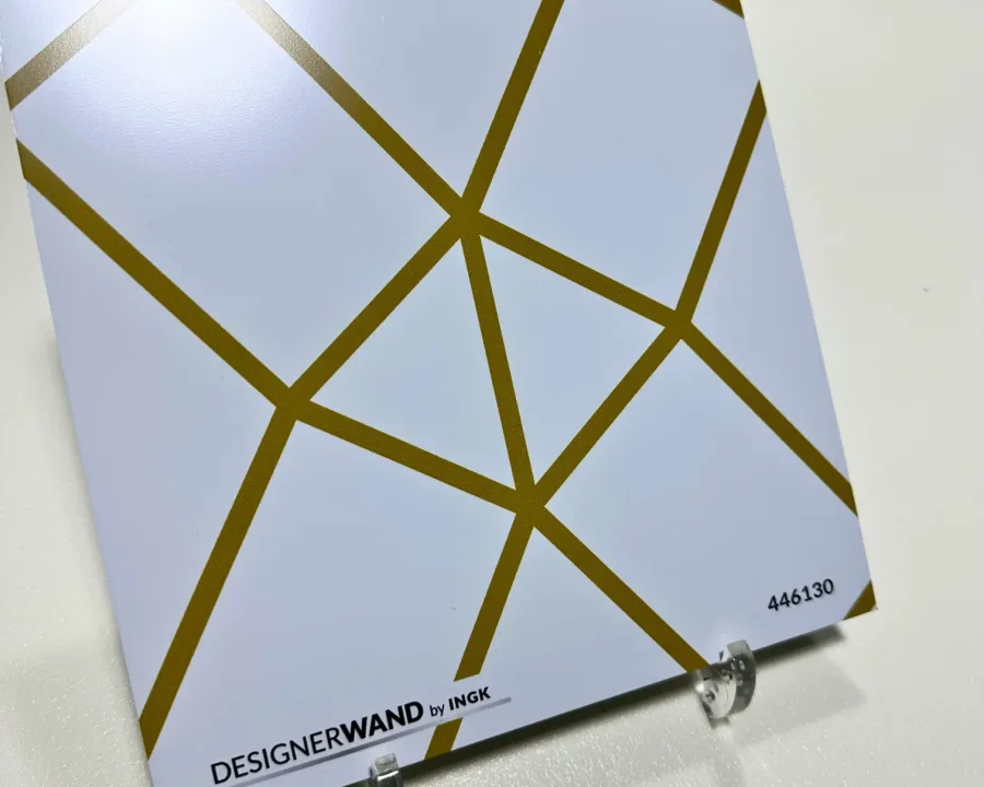 Muster der Nador Gold Küchenrückwand mit geometrischem Rautenmuster in goldenen Linien auf weißem Hintergrund