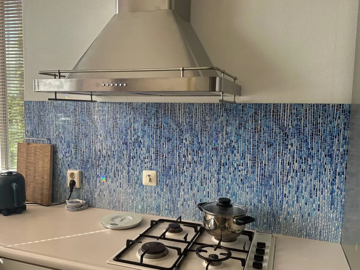 Blue Glaze Mosaik Küchenrückwand DW447901 mit vertikalen blauen Streifen montiert in Küche mit weißer Arbeitsplatte und Edelstahl-Dunstabzugshaube