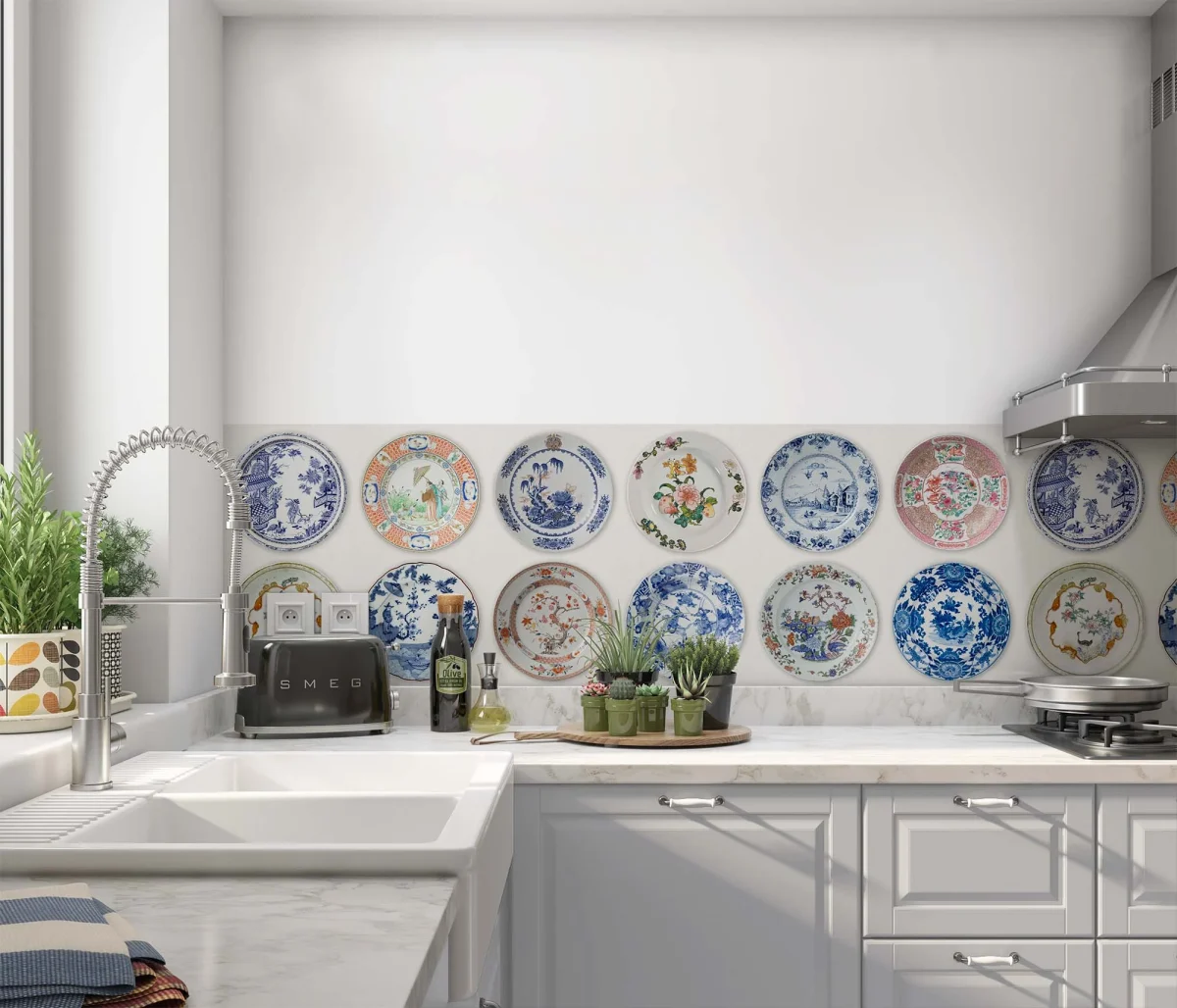 Crédence avec assiettes murales colorées de la collection Rijksmuseum dans une cuisine blanche