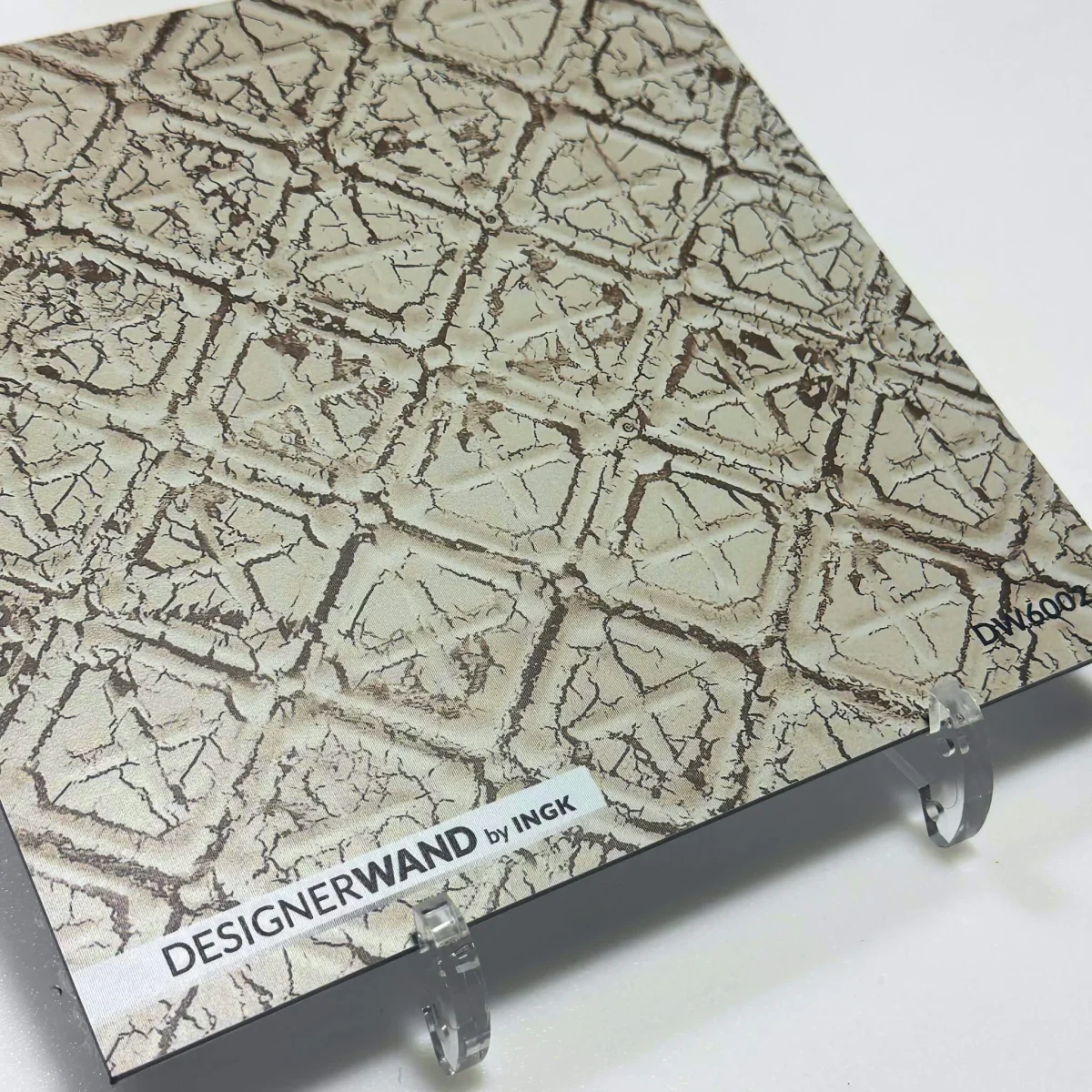 20x20 cm Muster der DW6002 Küchenrückwand mit diagonalem Rautenmuster und beige-grauer Leinentextur