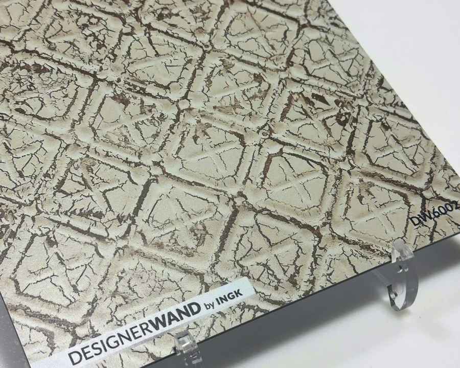 20x20 cm Muster der DW6002 Küchenrückwand mit diagonalem Rautenmuster und beige-grauer Leinentextur