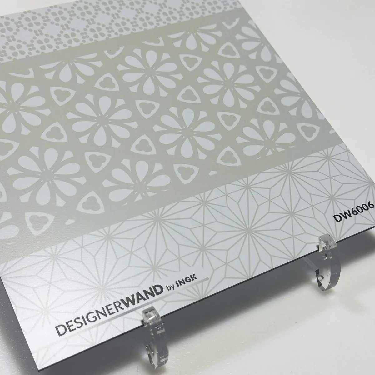 Staal 20x20 cm van DW6006 spatwand met subtiele lichtgrijze geometrische strepen op wit