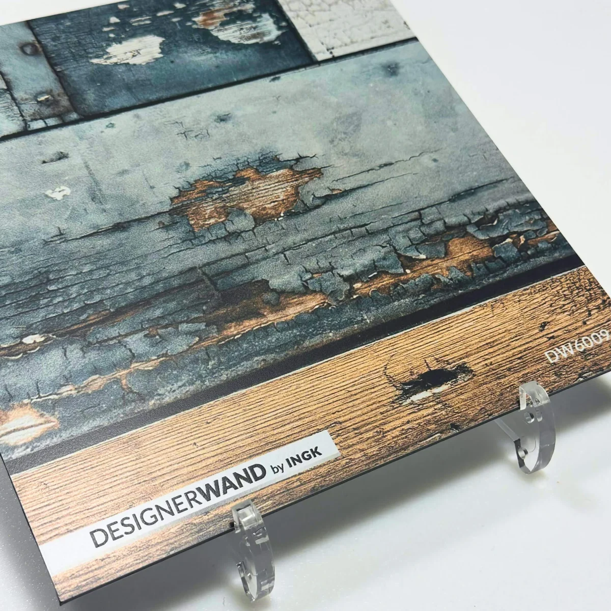 Staaltje van steigerhout spatwand DW6009 met verweerde planken in blauwgroene en bruine tinten.