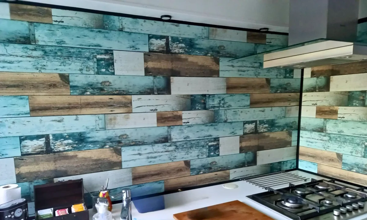 Houten keuken met een achterwand met print - Bij een klant die koos voor DW6009 Steigerhout ontwerp