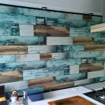 Wooden kitchen with a printed backsplash - At a customer who chose DW6009 Scaffold Wood design