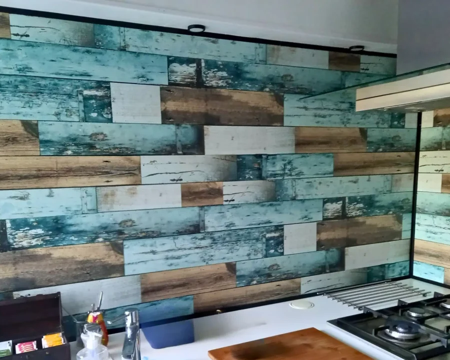 Gerüstholz-Küchenrückwand DW6009 in Küche mit farbenfrohen verwitterten Holzplanken in Blaugrün und Braun