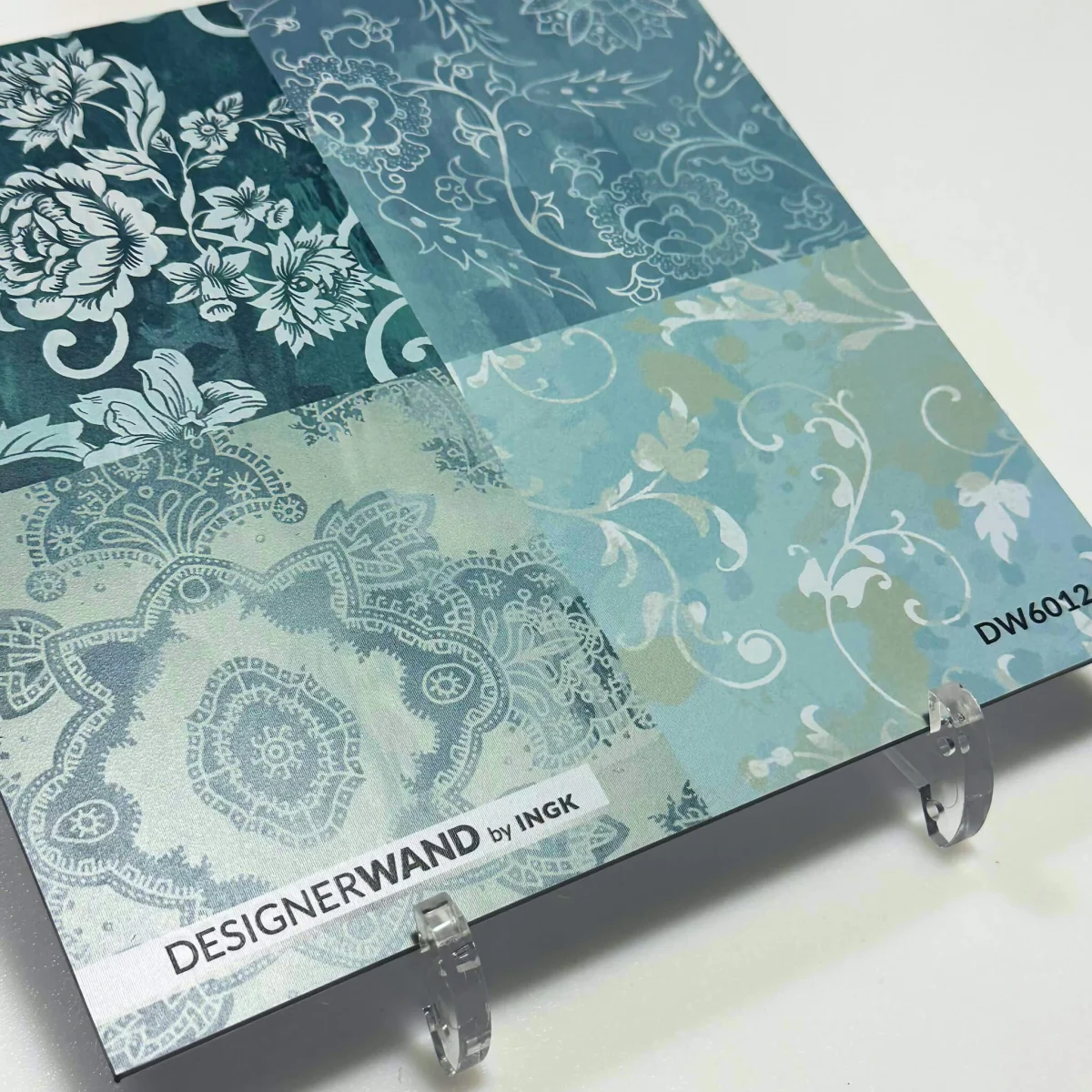 Muster der Blumen Fliesenoptik Küchenrückwand DW6012 mit blauen Azulejo-Motiven und zierlichen Schnörkelornamenten.