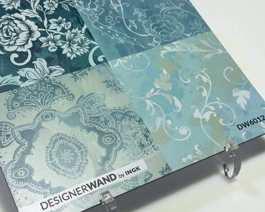 Muster der Blumen Fliesenoptik Küchenrückwand DW6012 mit blauen Azulejo-Motiven und zierlichen Schnörkelornamenten.