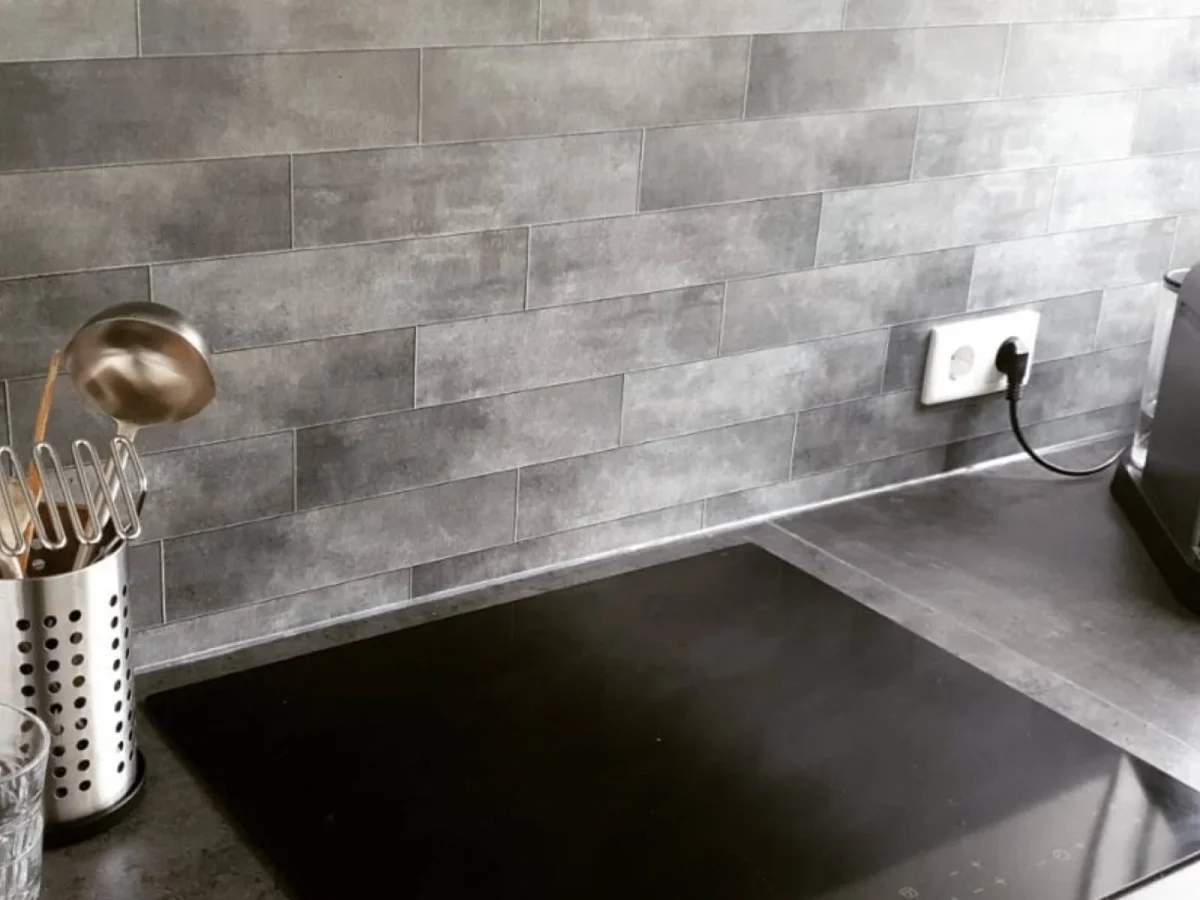 Crédence carreaux ardoise DW6013 avec lames d'ardoise gris foncé en appareillage horizontal