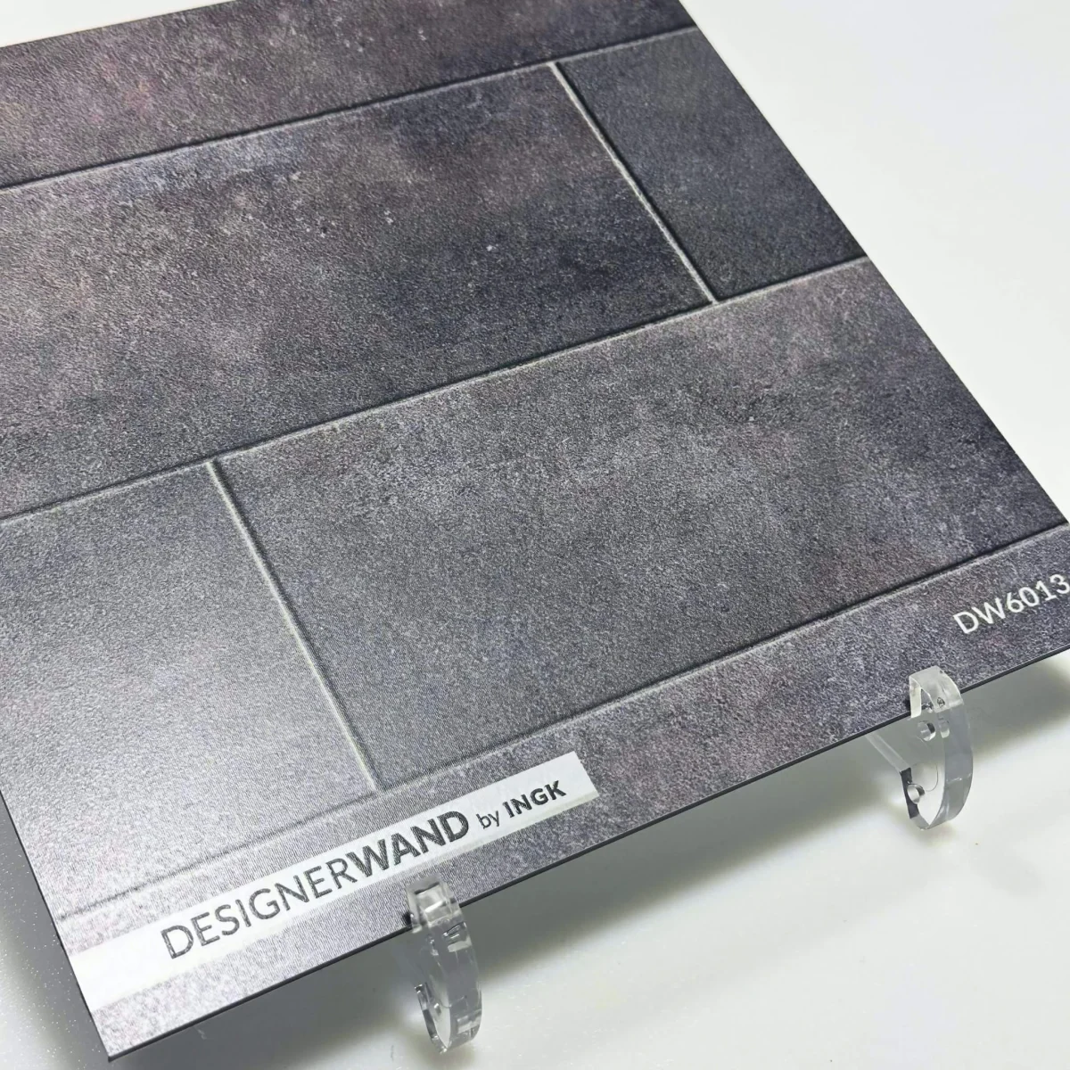 Échantillon de crédence carreaux ardoise DW6013 avec lames gris foncé à anthracite et texture vieillie de la pierre.