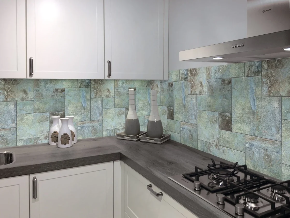 Industrieel tegels spatwand DW6015 met blauwgroene verdigris patina achter witte keuken