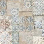 Motif de carreaux portugais patinés sur enduit, bleu, ocre et crème