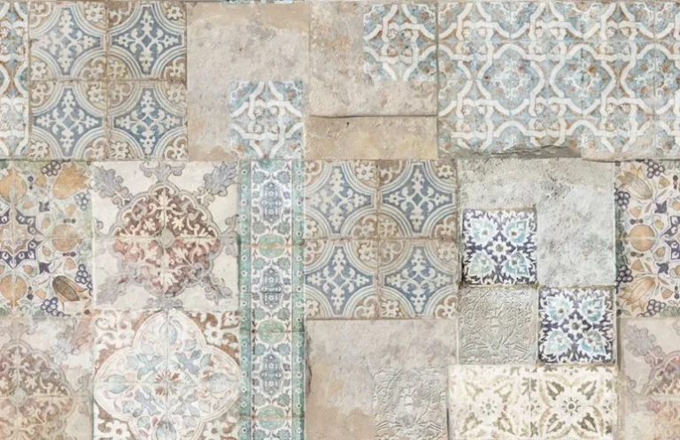Motif de carreaux portugais patinés sur enduit, bleu, ocre et crème