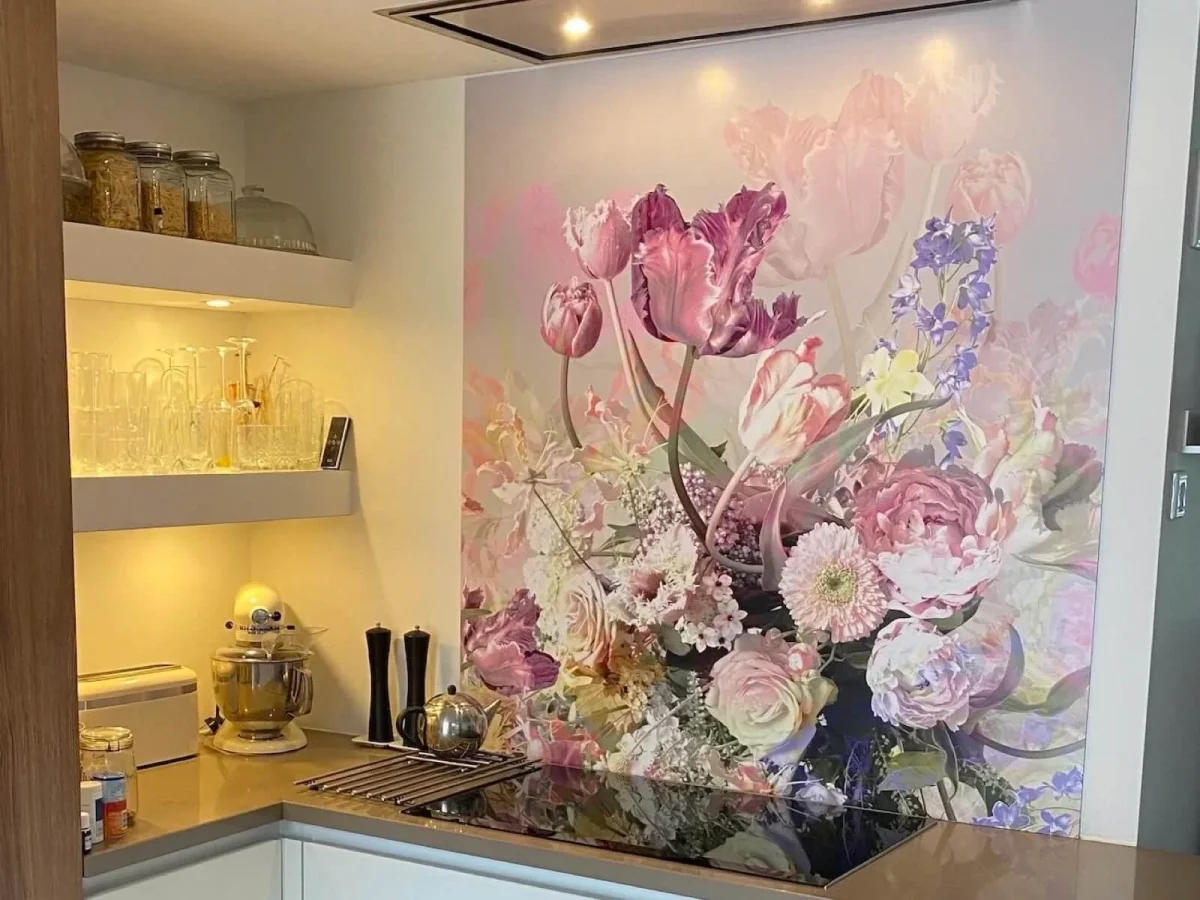 Bloemen Boeket spatwand DW7291 met tulpen en pioenrozen in roze pasteltinten in witte keuken