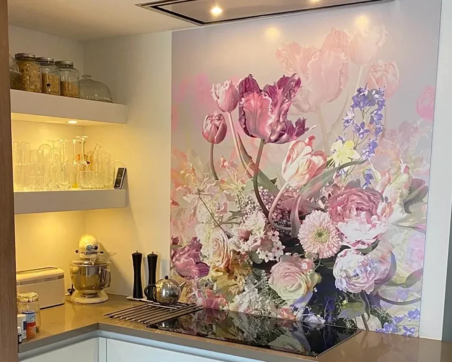 Bloemen Boeket spatwand DW7291 met tulpen en pioenrozen in roze pasteltinten in witte keuken