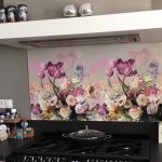 Bloemen spatwand DW7291 bij een klant gecombineerd met een gasfornuis.