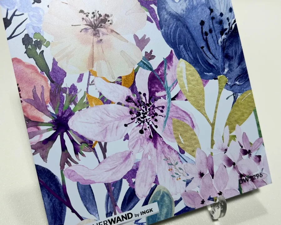 Muster der Painted Flowers Küchenrückwand DW7296 mit handgemalten Aquarellblumen in Lila, Rosa und Blau