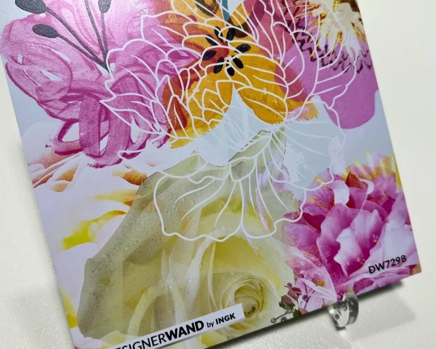 Muster der Grafische Blumen Küchenrückwand DW7298 mit fotorealistischen Blumen auf hellgrauem Hintergrund