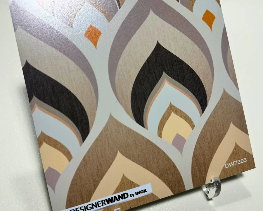 Muster der Retro Design Küchenrückwand DW7303 mit Pfauenfedermotiv in Braun- und Orangetönen