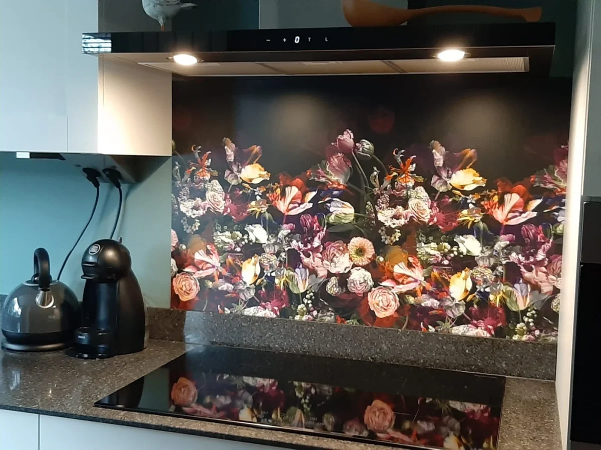 Crédence fleurs sombres DW7319 avec roses et pivoines sur fond noir dans une cuisine moderne